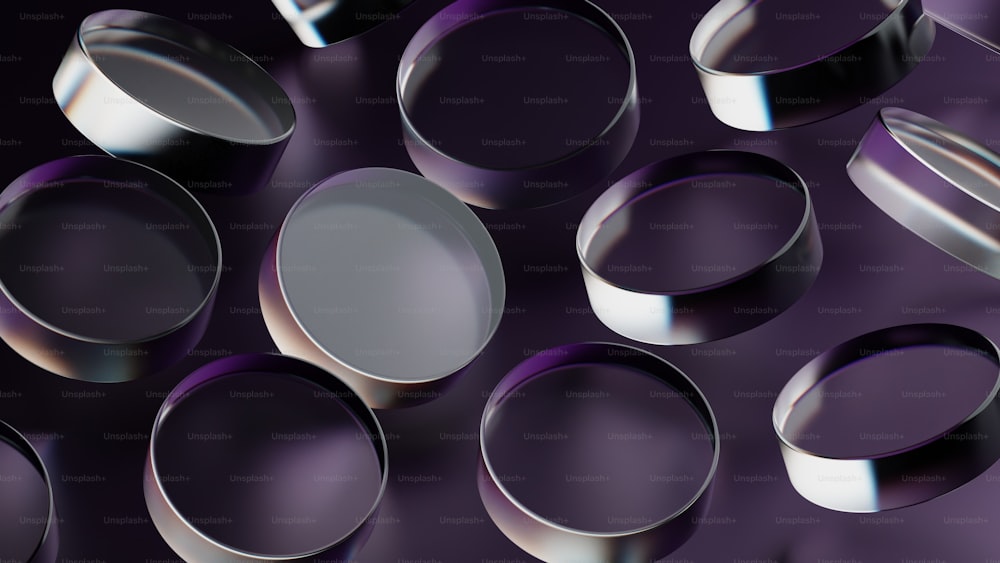 un mucchio di oggetti metallici lucidi su uno sfondo viola