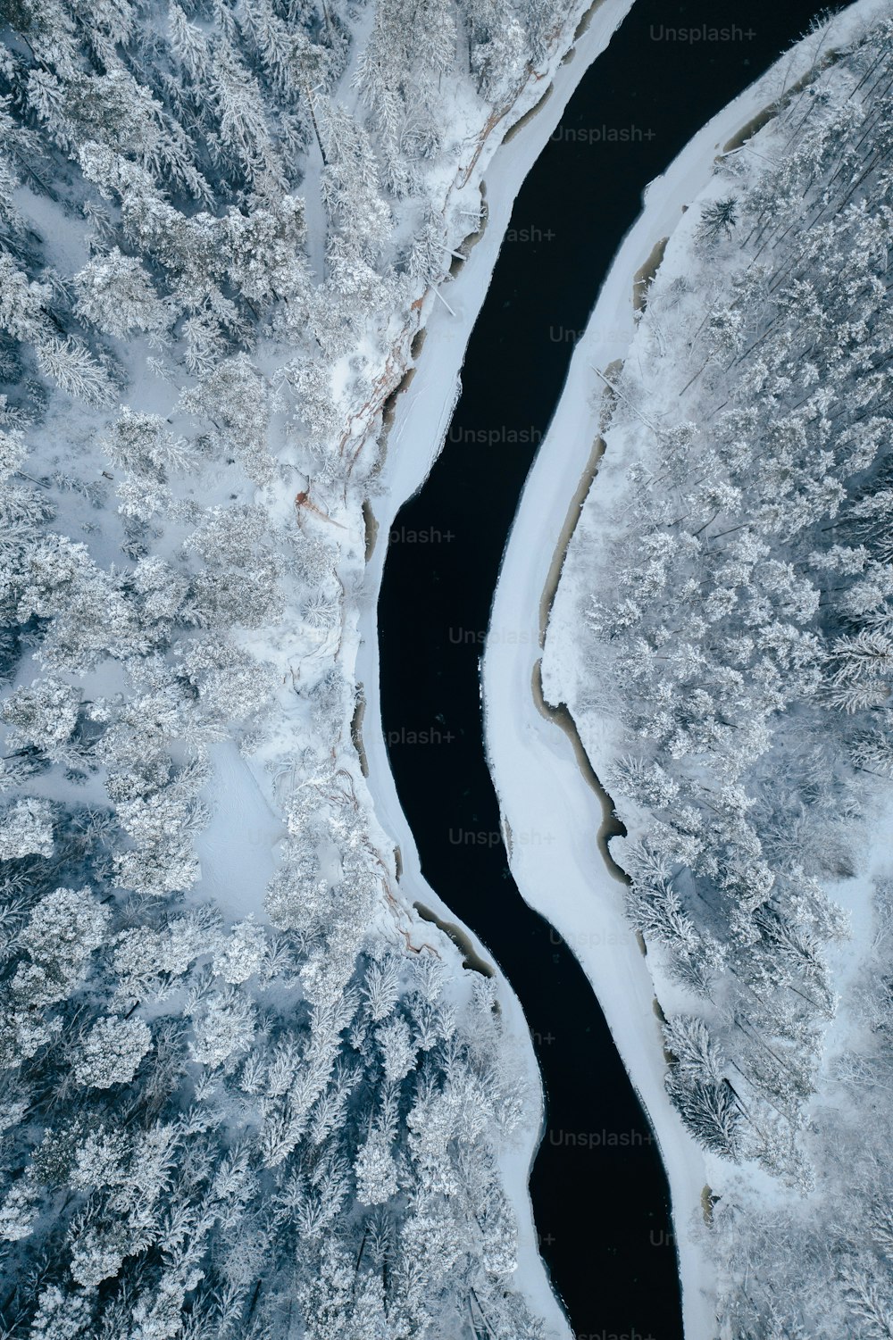 Ein Fluss, der durch eine schneebedeckte Landschaft fließt