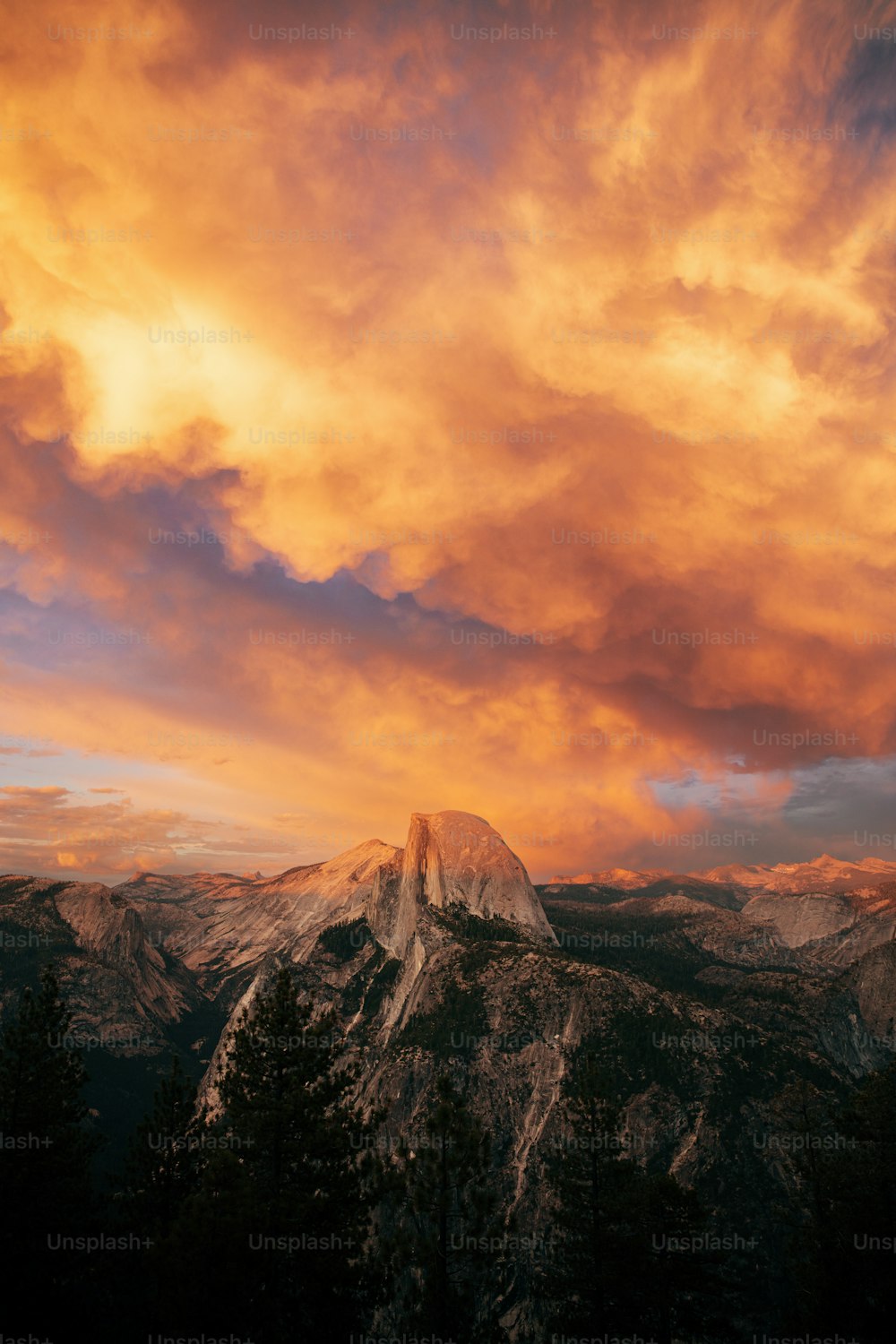 Una vista del atardecer de una montaña con un cielo rojo