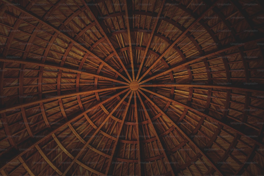 Un primer plano de una estructura circular de madera