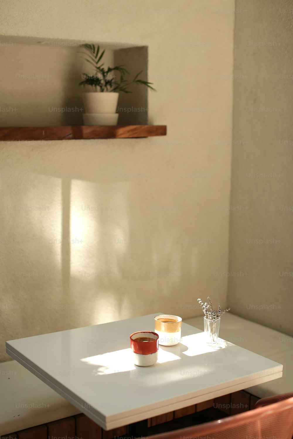 uma mesa branca com duas xícaras em cima dela