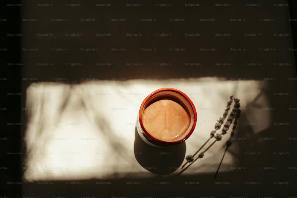 une tasse de café posée sur une table