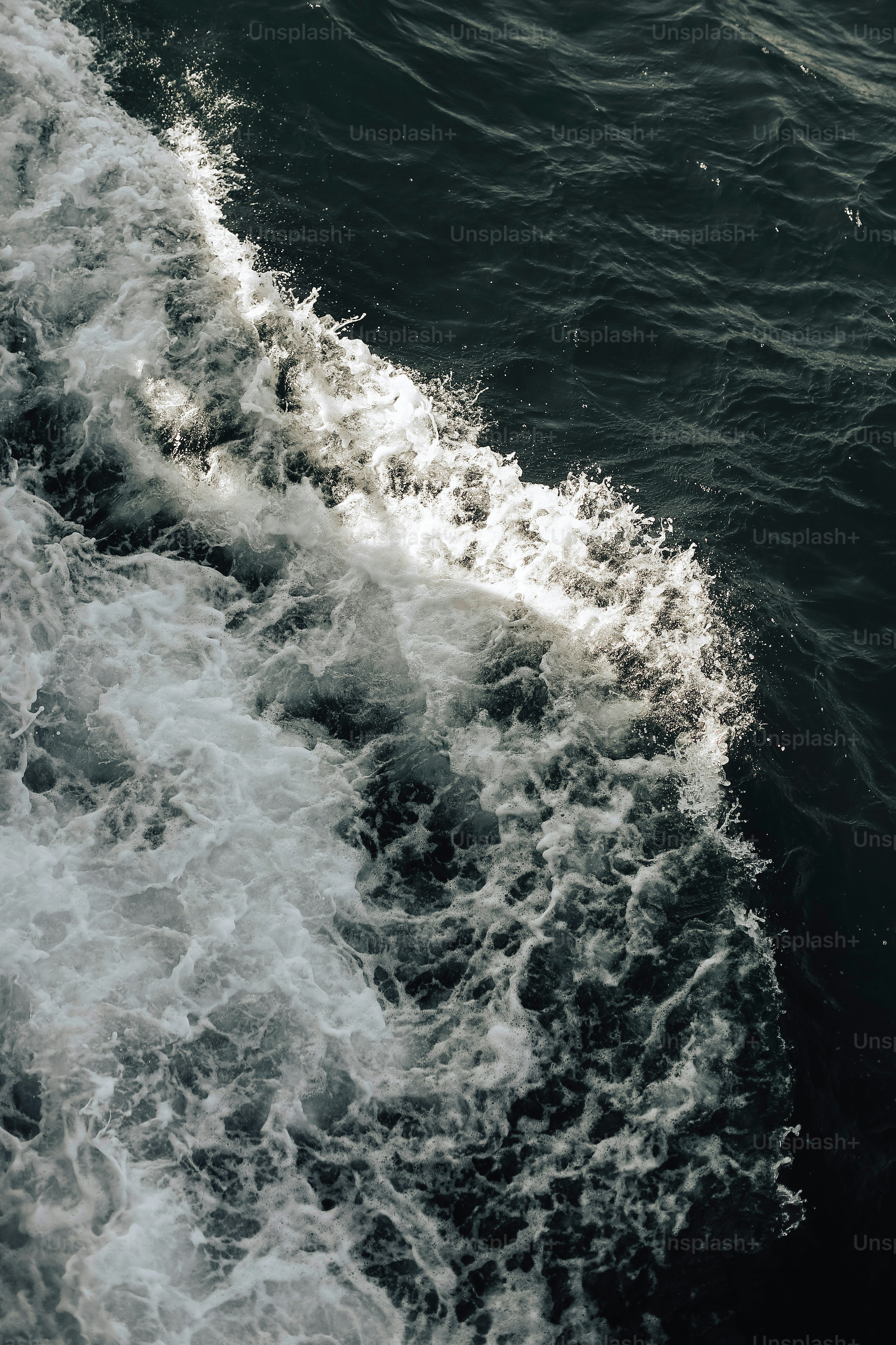 o rastro de um barco no oceano