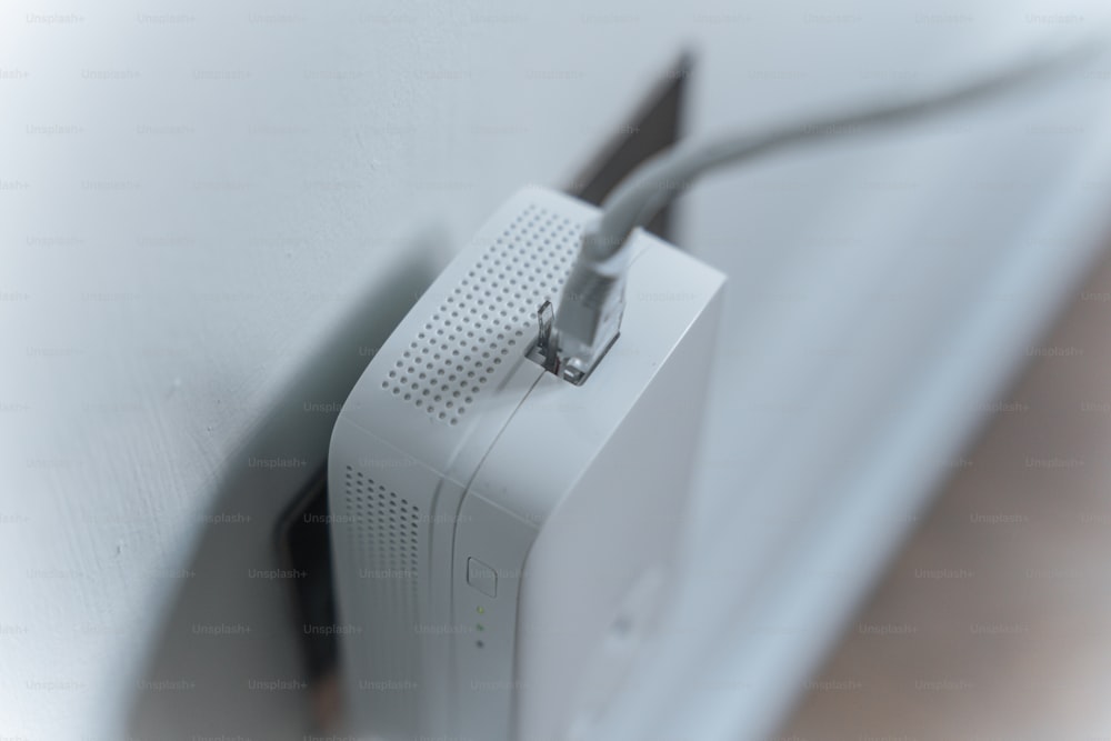 um close up de um dispositivo ligado a uma parede