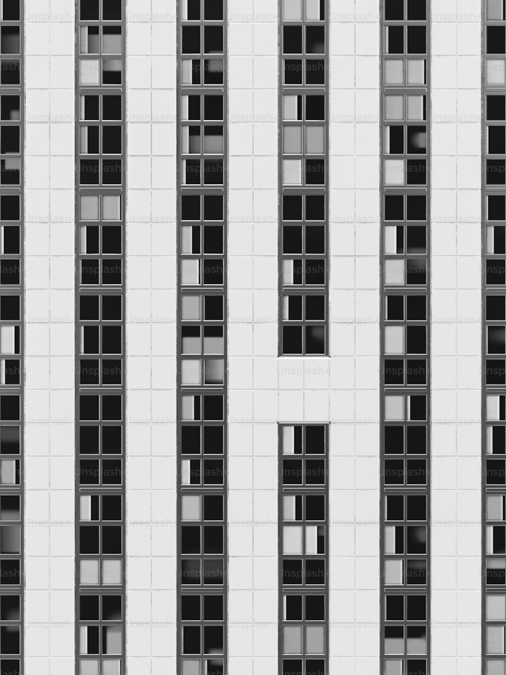 건물 창문의 흑백 사진