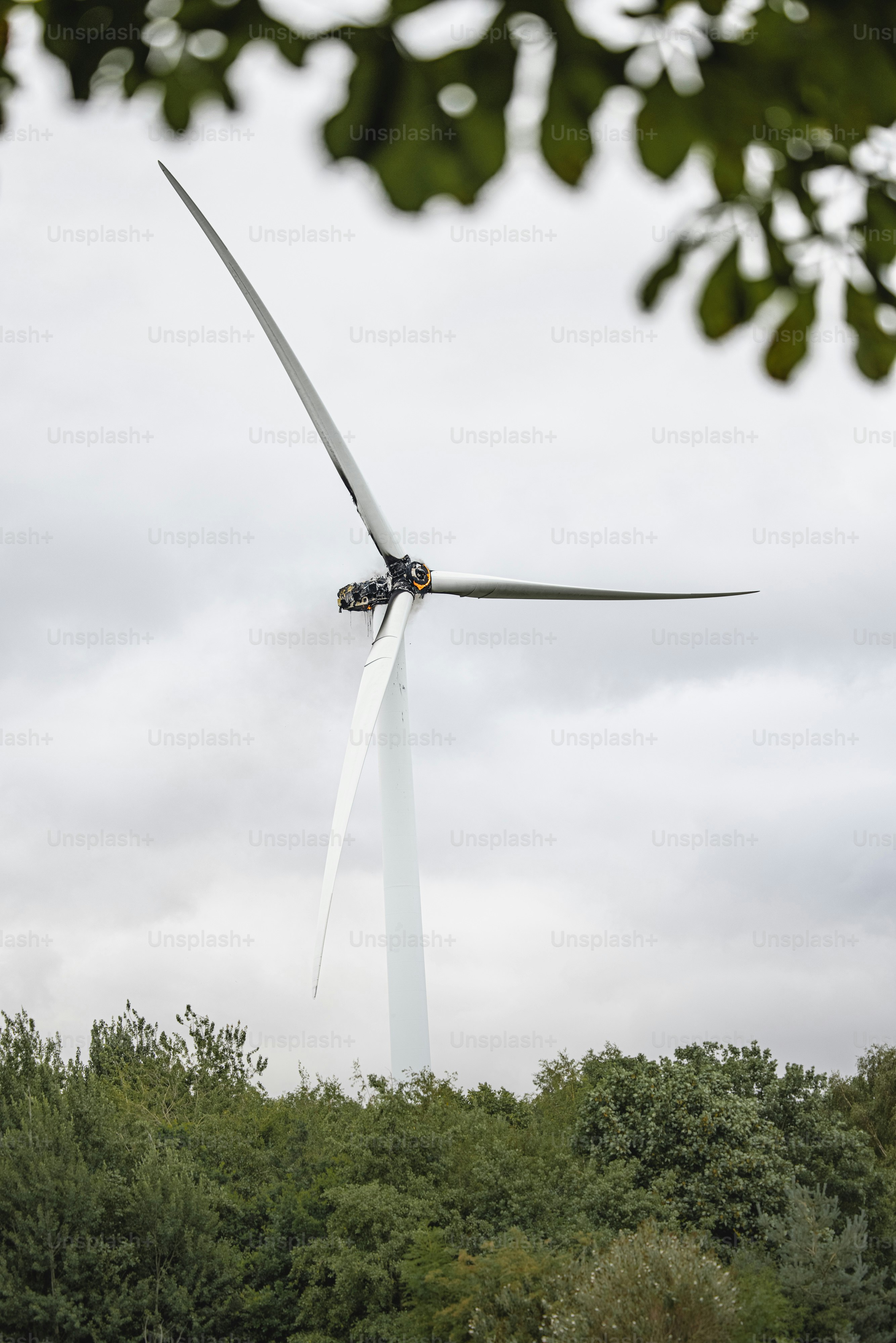 uma turbina eólica no meio de um campo