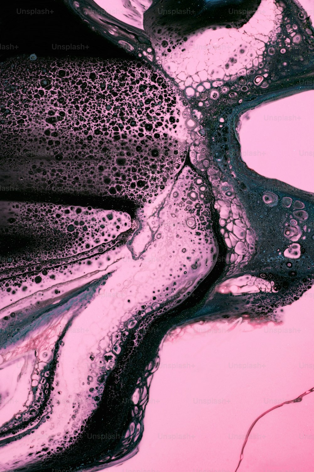 분홍색 표면에 물 거품의 클로즈업