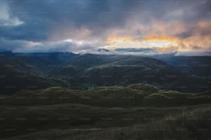 une vue d’une chaîne de montagnes au coucher du soleil