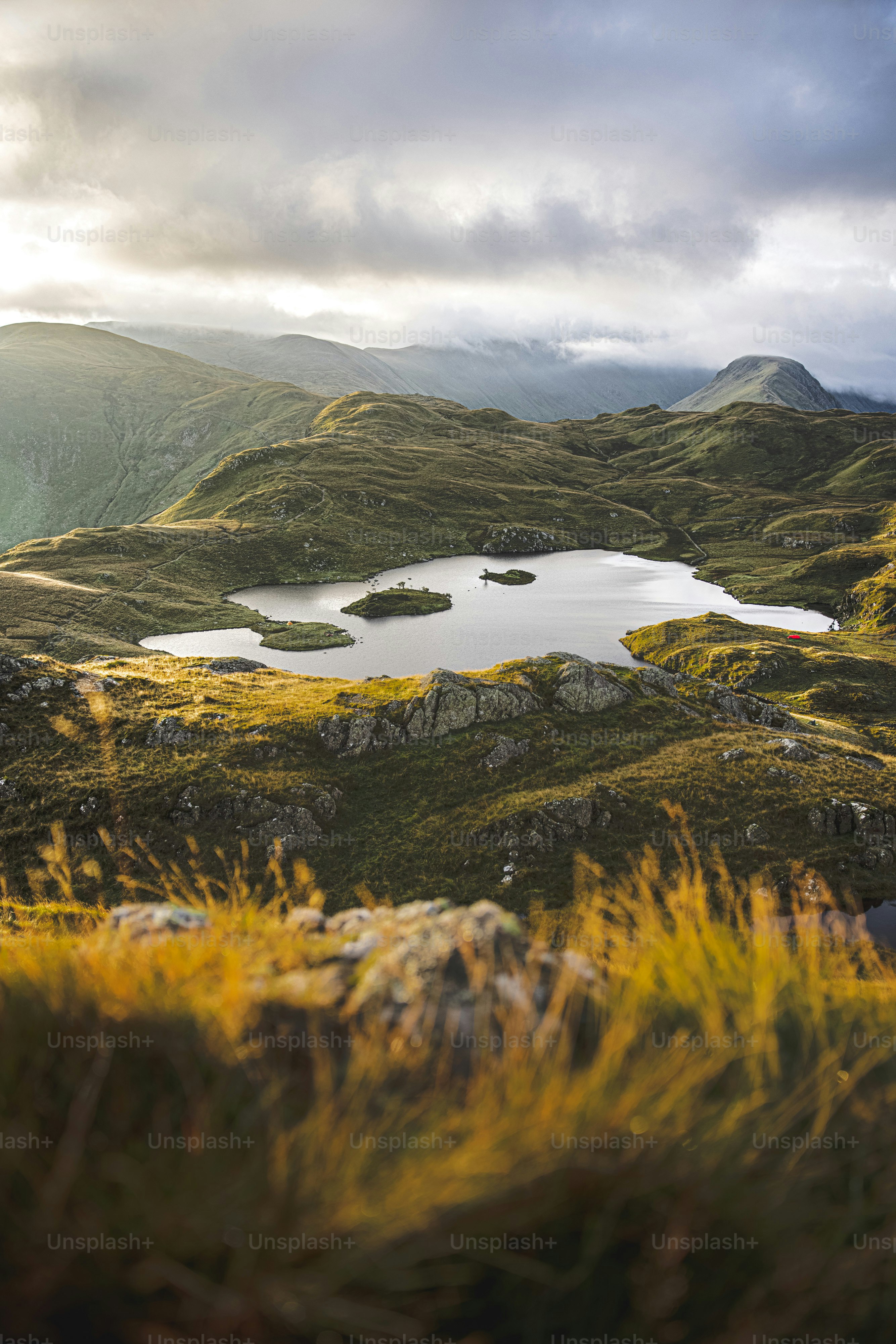 una vista di una montagna con un lago nel mezzo di esso