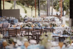 uma mesa montada para uma recepção de casamento