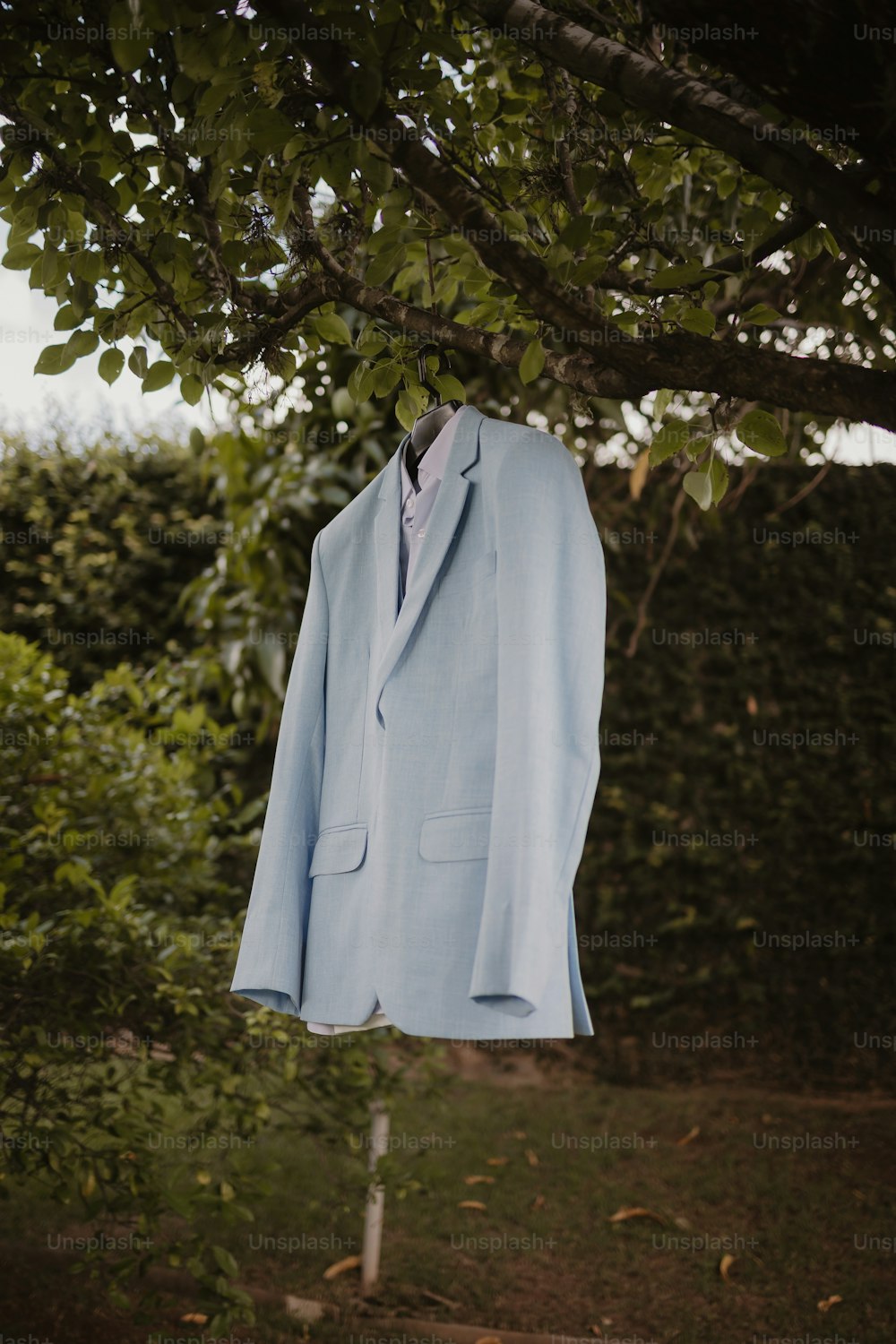 Ein blauer Anzug, der an einer Wäscheleine hängt