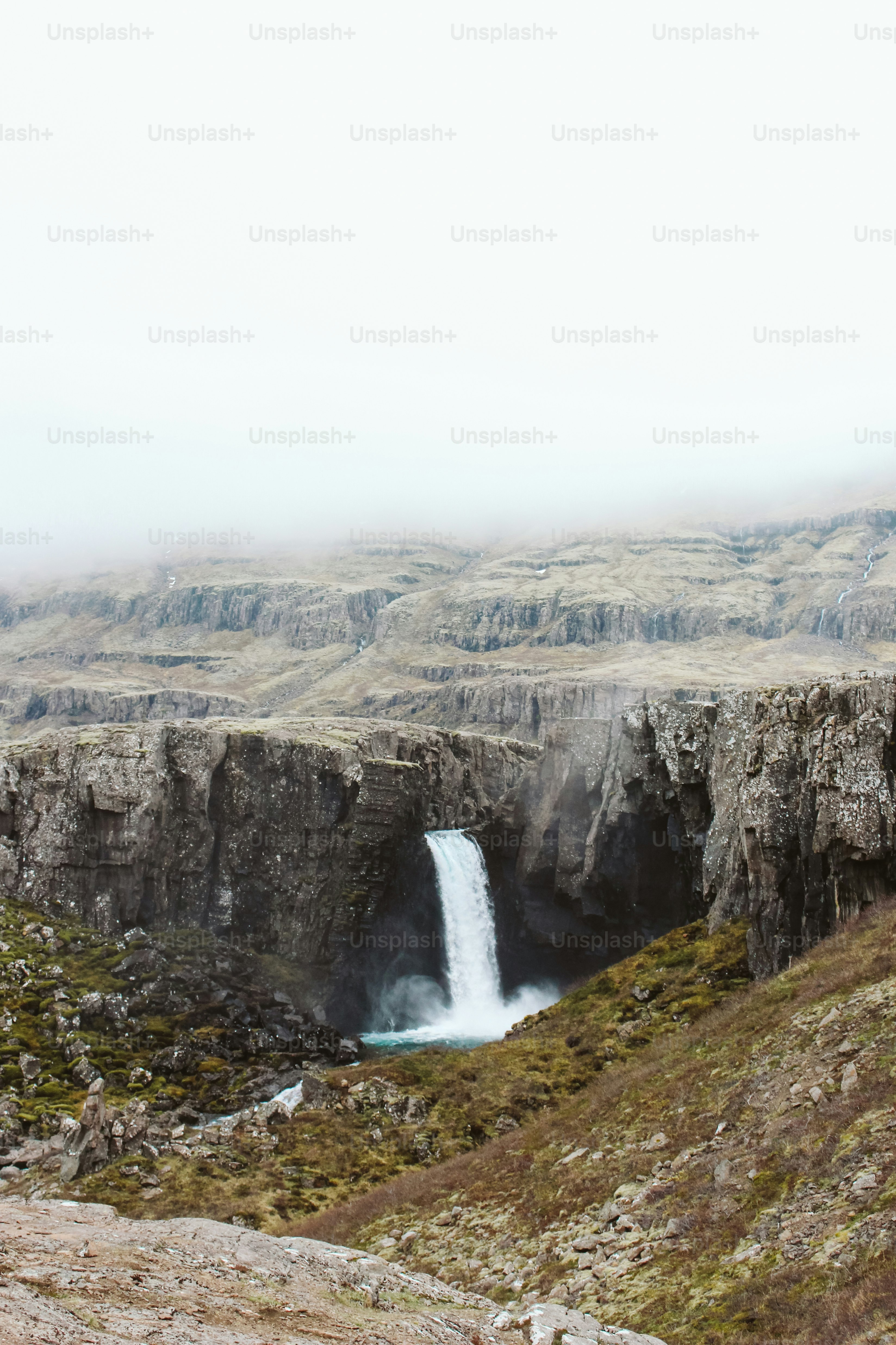 Una cascada en medio de una zona rocosa