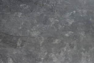 Un homme sur une planche à roulettes sur une surface de ciment