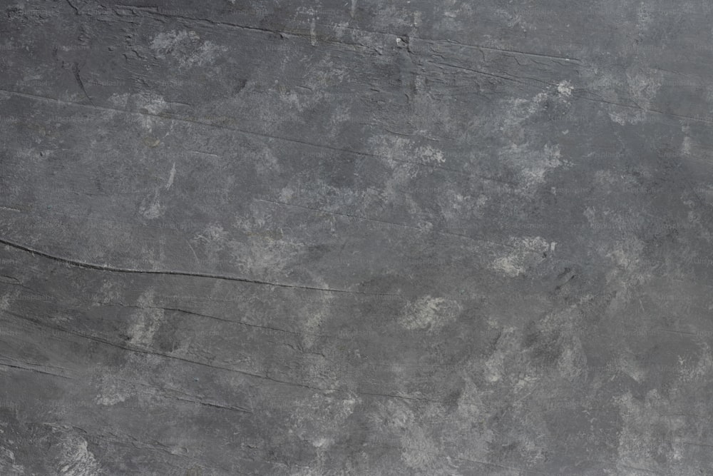 Un homme sur une planche à roulettes sur une surface de ciment