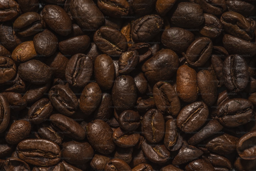 焙煎したコーヒー豆の山