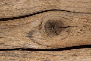 un trozo de madera que ha sido cortado por la mitad