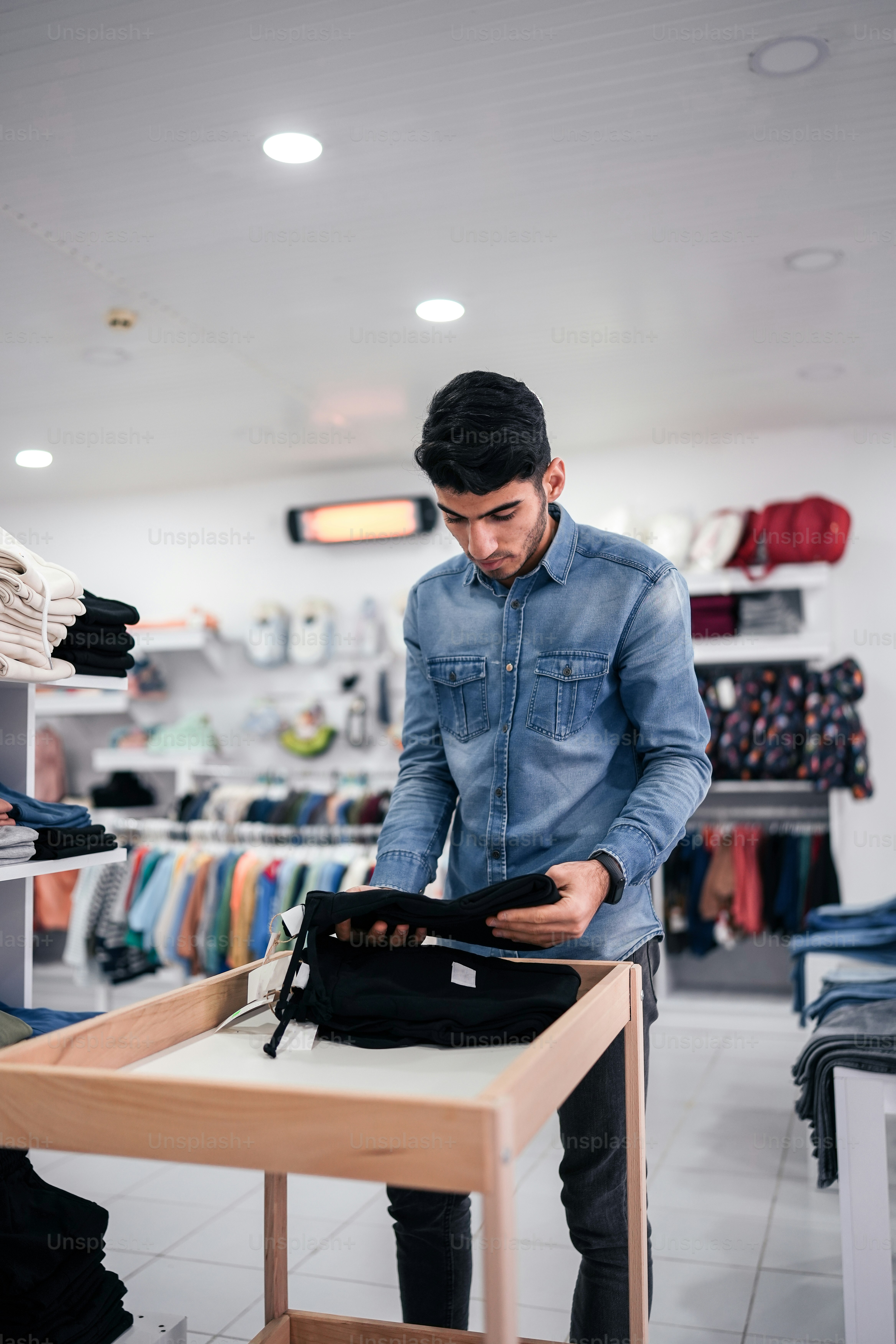 Un hombre mirando una bolsa en una tienda
