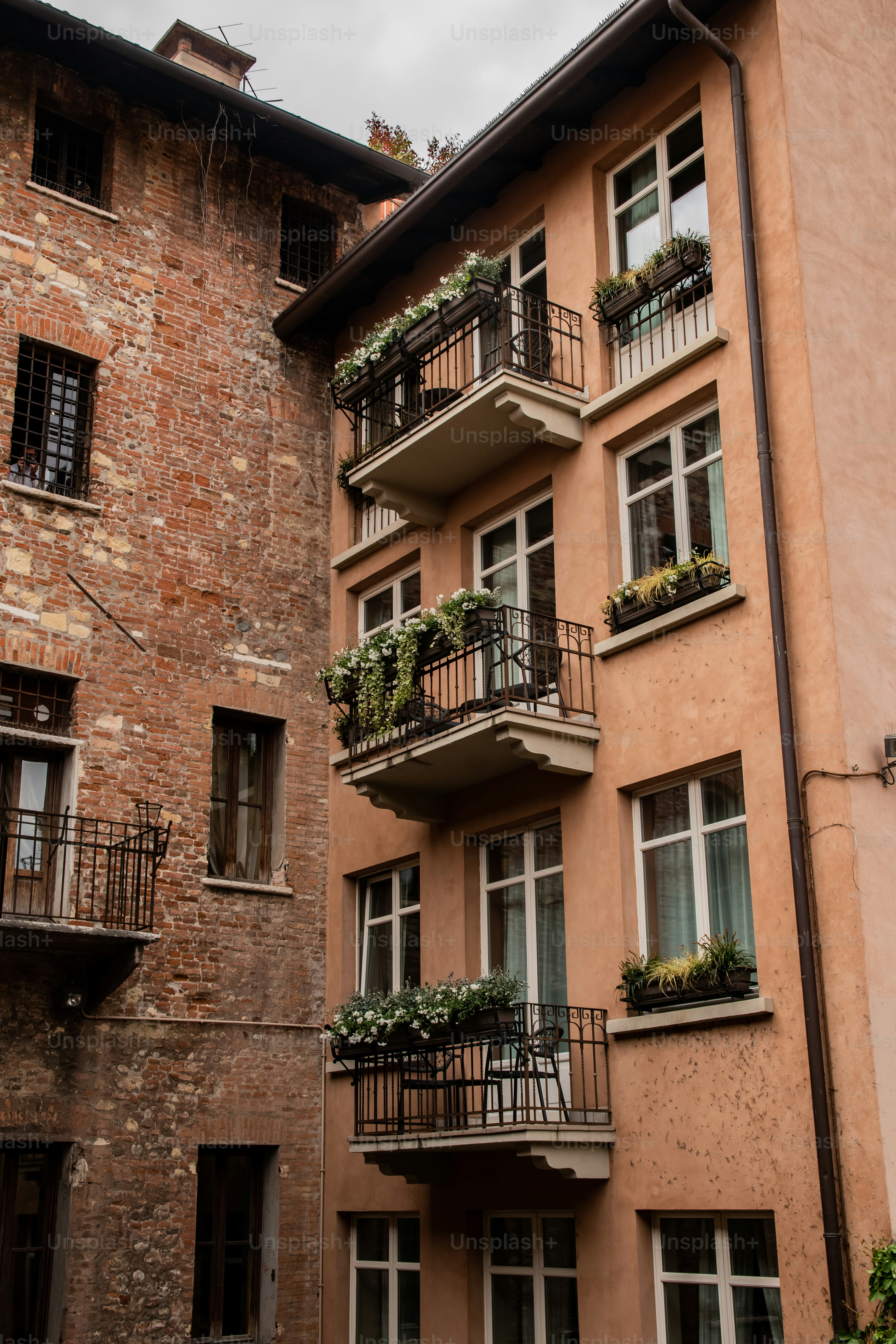 un grand immeuble avec des balcons et des plantes sur les balcons