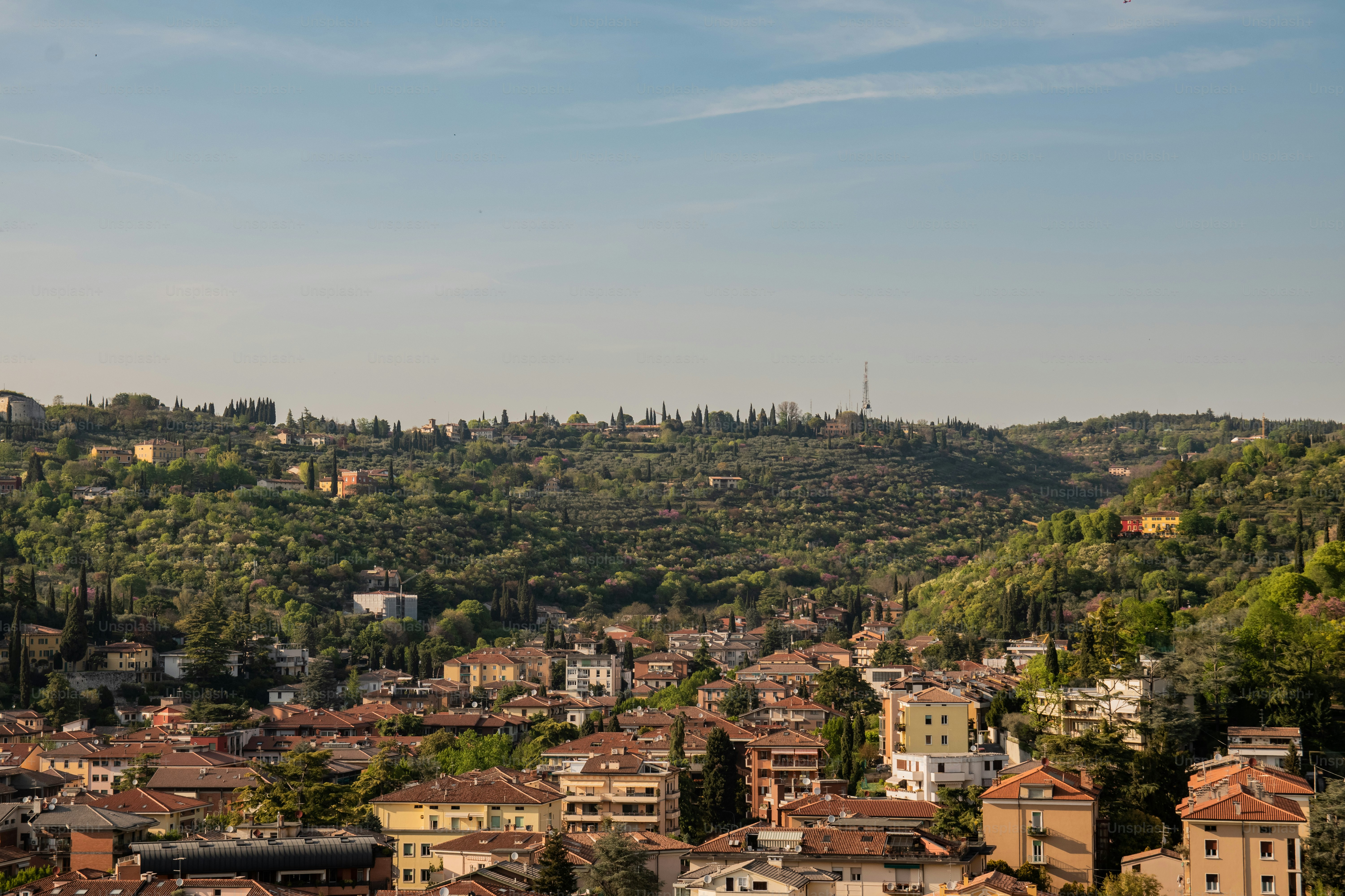 une vue d’une ville avec une colline en arrière-plan