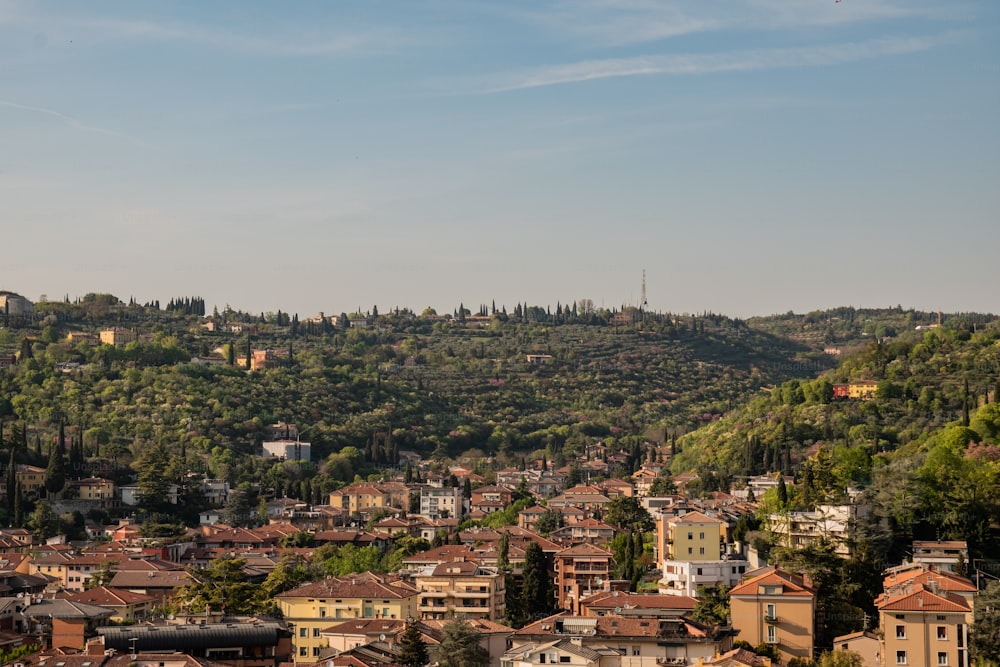 une vue d’une ville avec une colline en arrière-plan