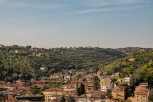 uma vista de uma cidade com uma colina ao fundo