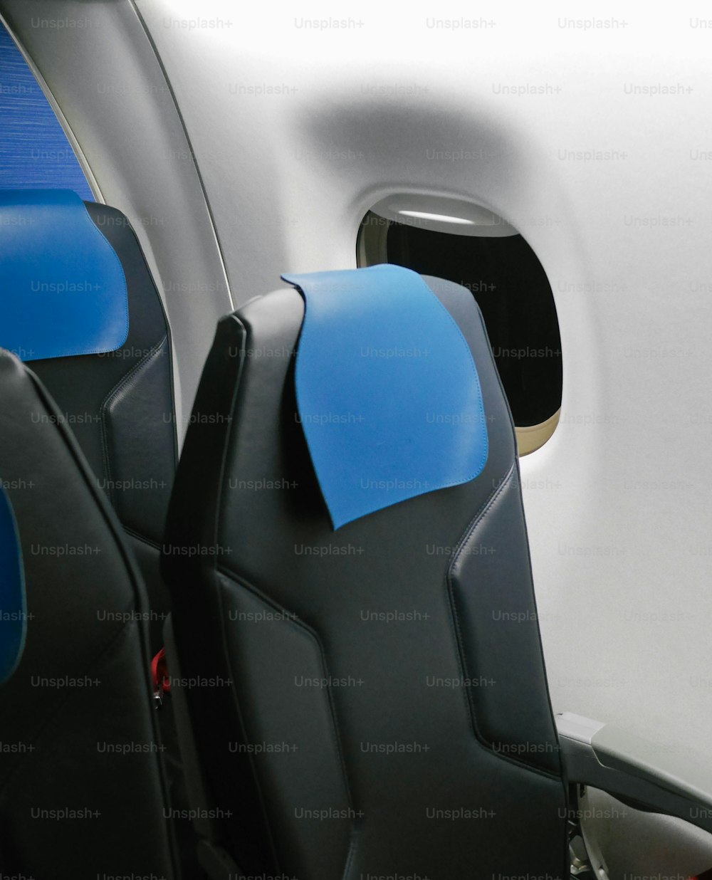비행기의 좌석은 파란색과 검은 색입니다.