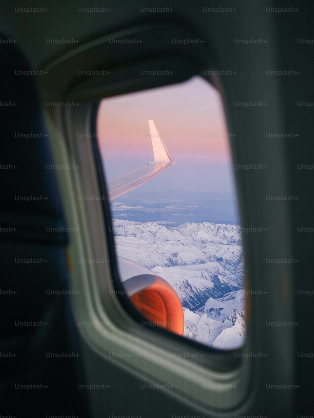une vue de l’aile d’un avion à travers une fenêtre