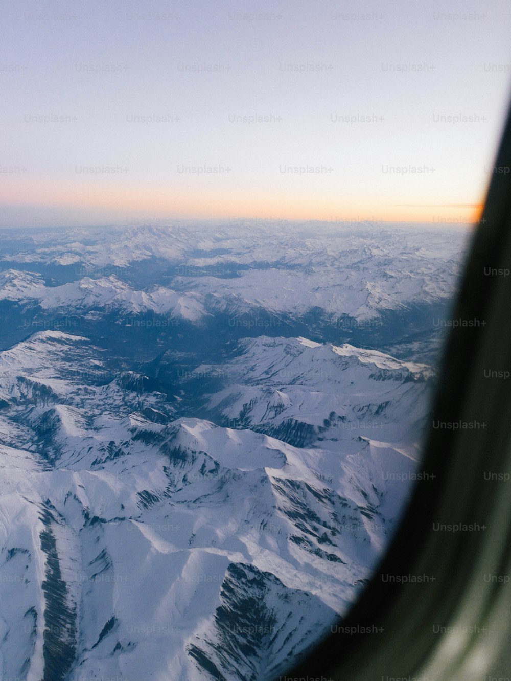 Blick auf eine Bergkette aus dem Flugzeugfenster