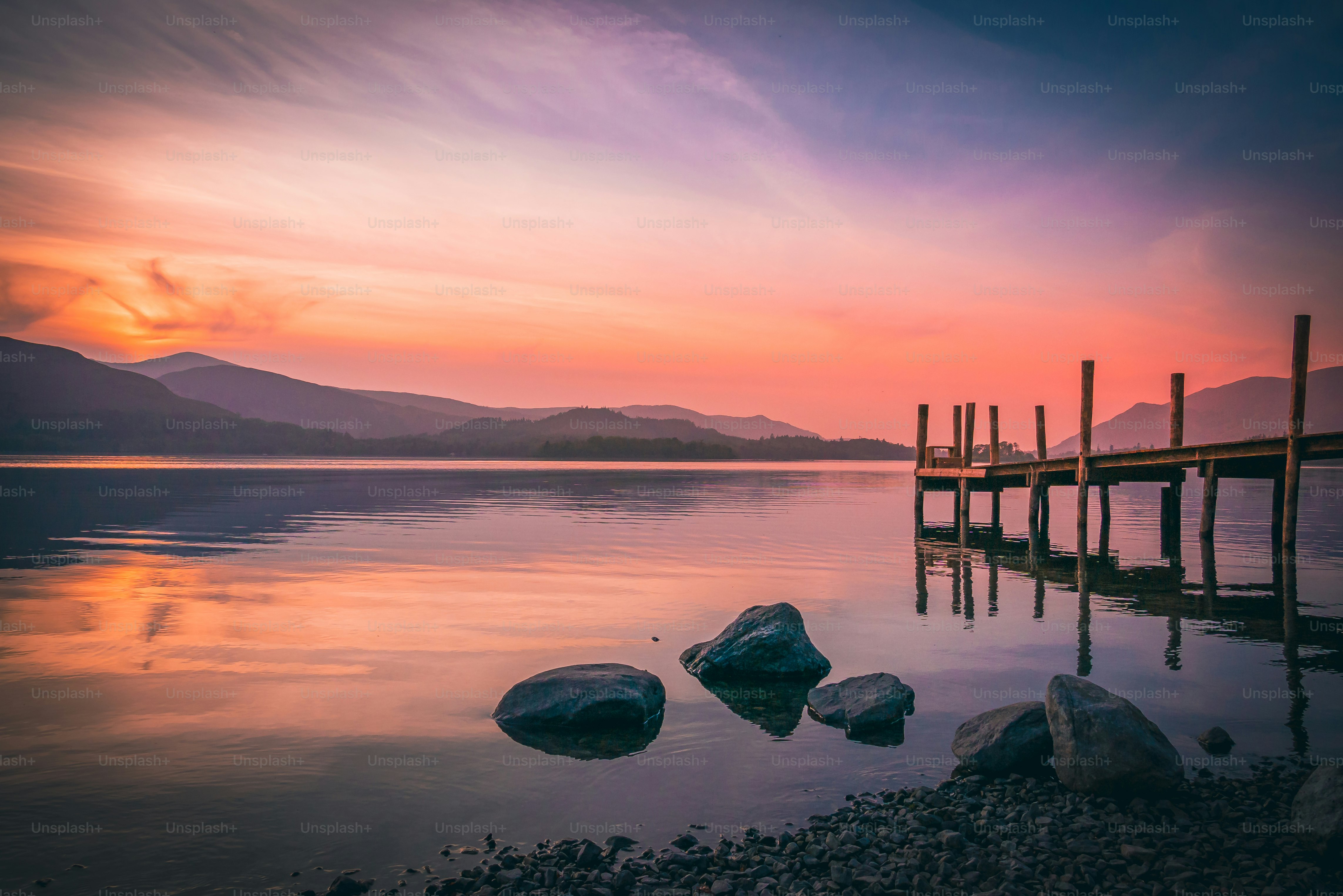 수역 위에 앉아있는 부두