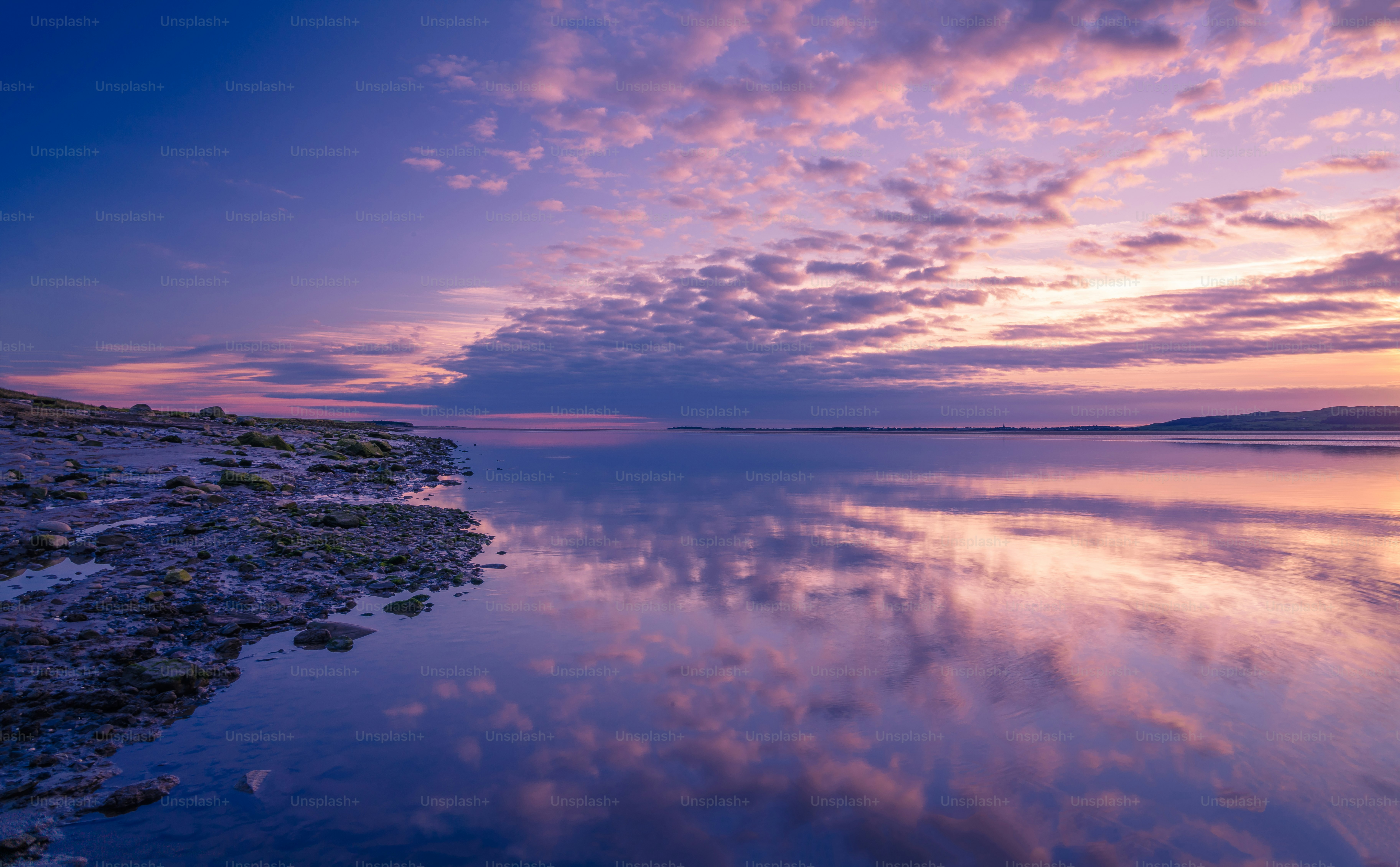 un plan d’eau avec un ciel rempli de nuages