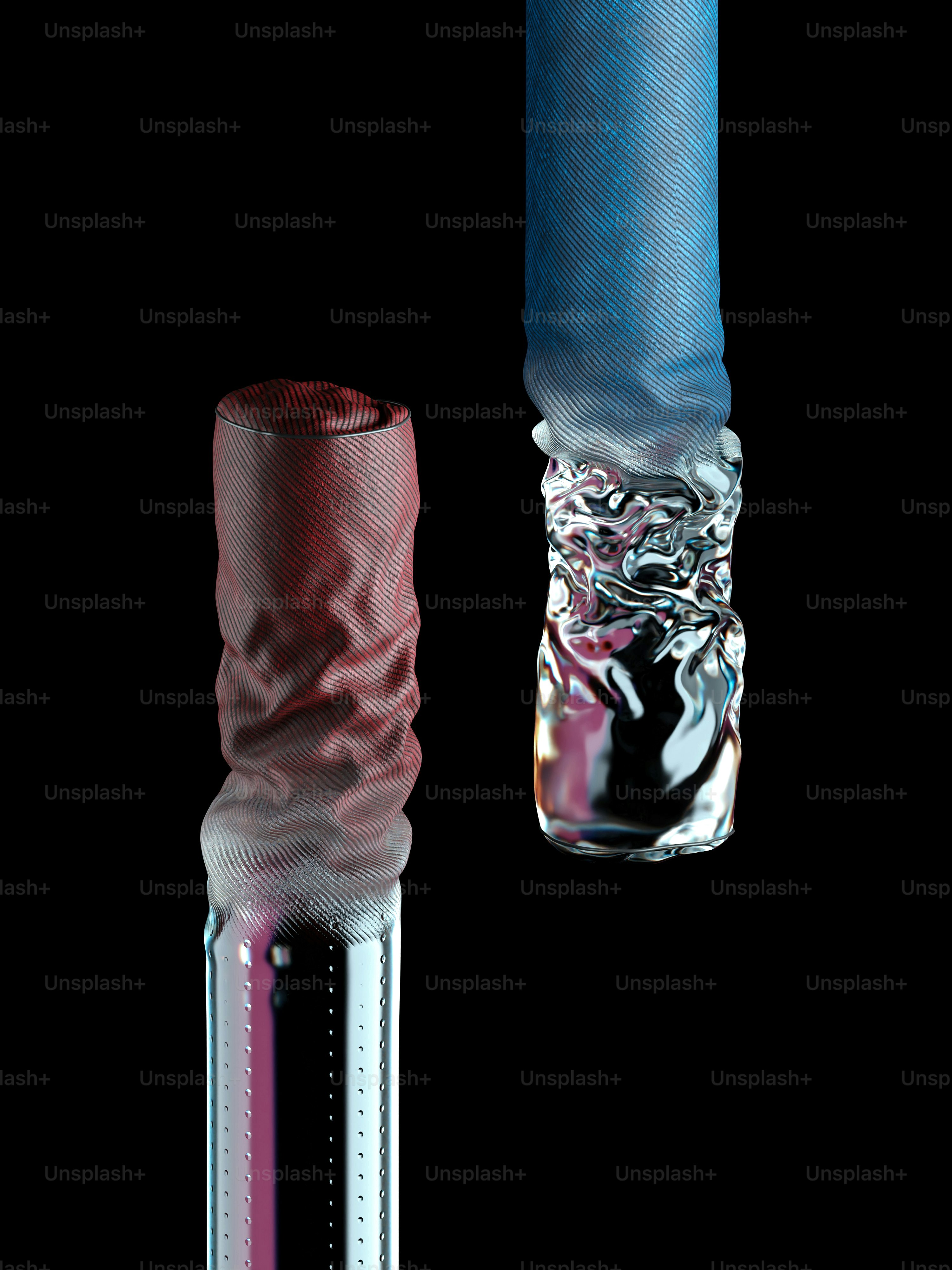 un gros plan de deux vases sur fond noir