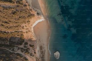 une vue aérienne d’une plage avec un bateau dans l’eau