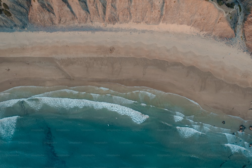 una vista aerea di una spiaggia sabbiosa e dell'oceano