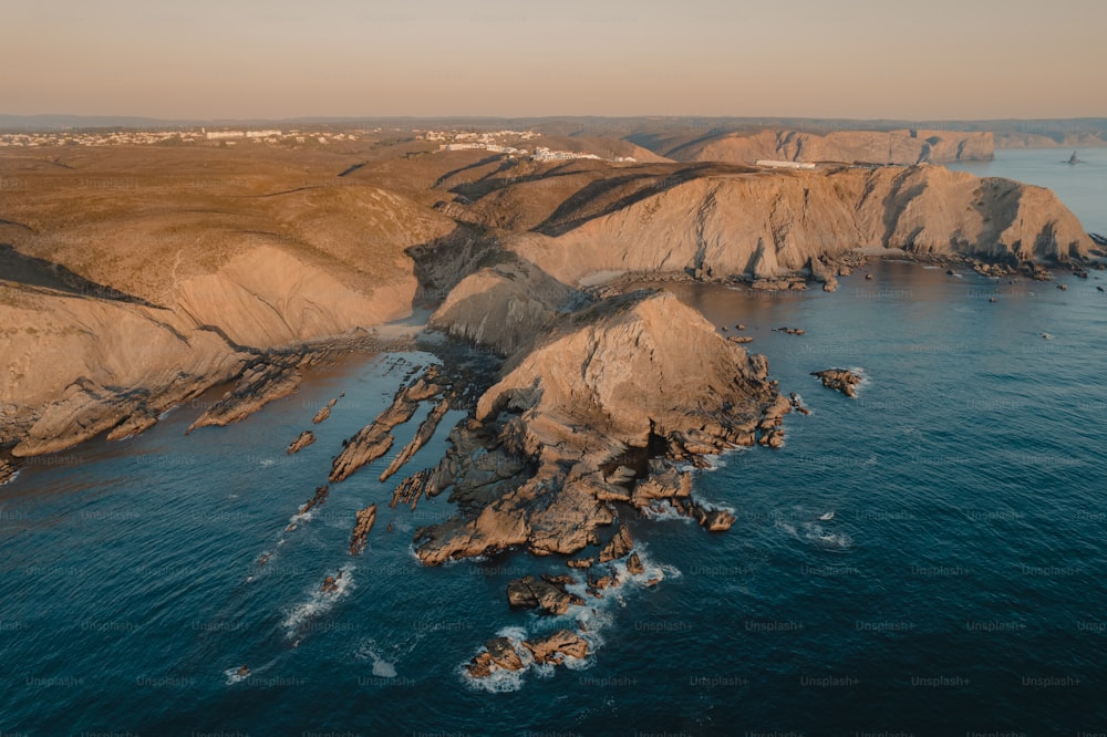 una veduta aerea di una costa rocciosa con uno specchio d'acqua