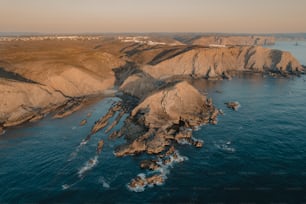 una veduta aerea di una costa rocciosa con uno specchio d'acqua