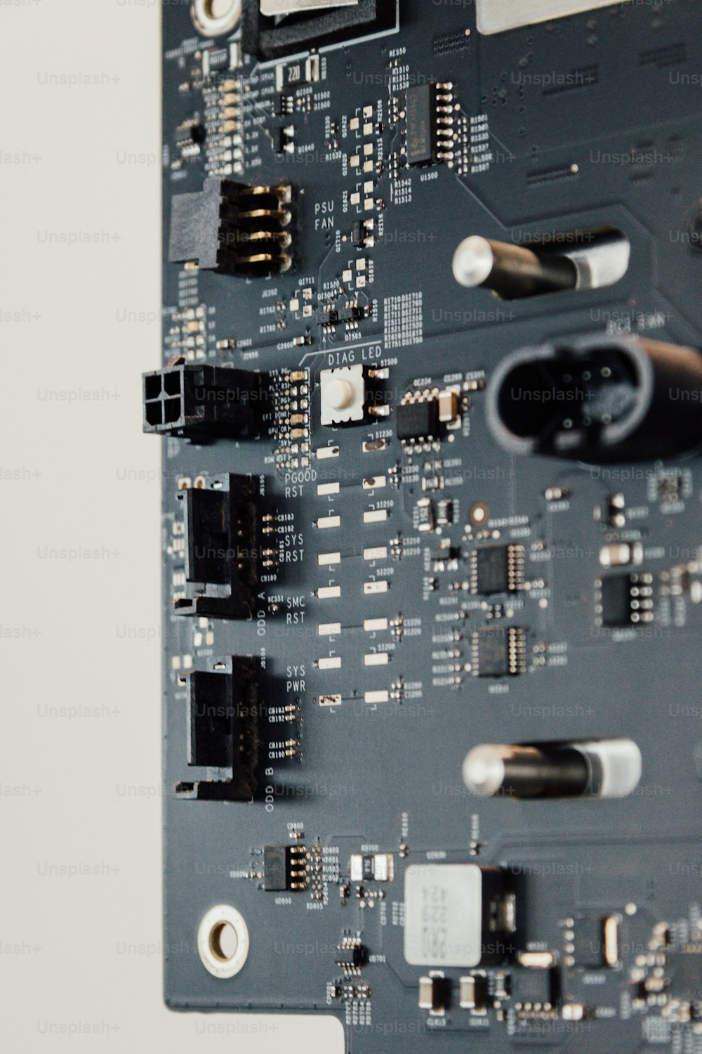 um close up de uma placa de circuito com muitos fios
