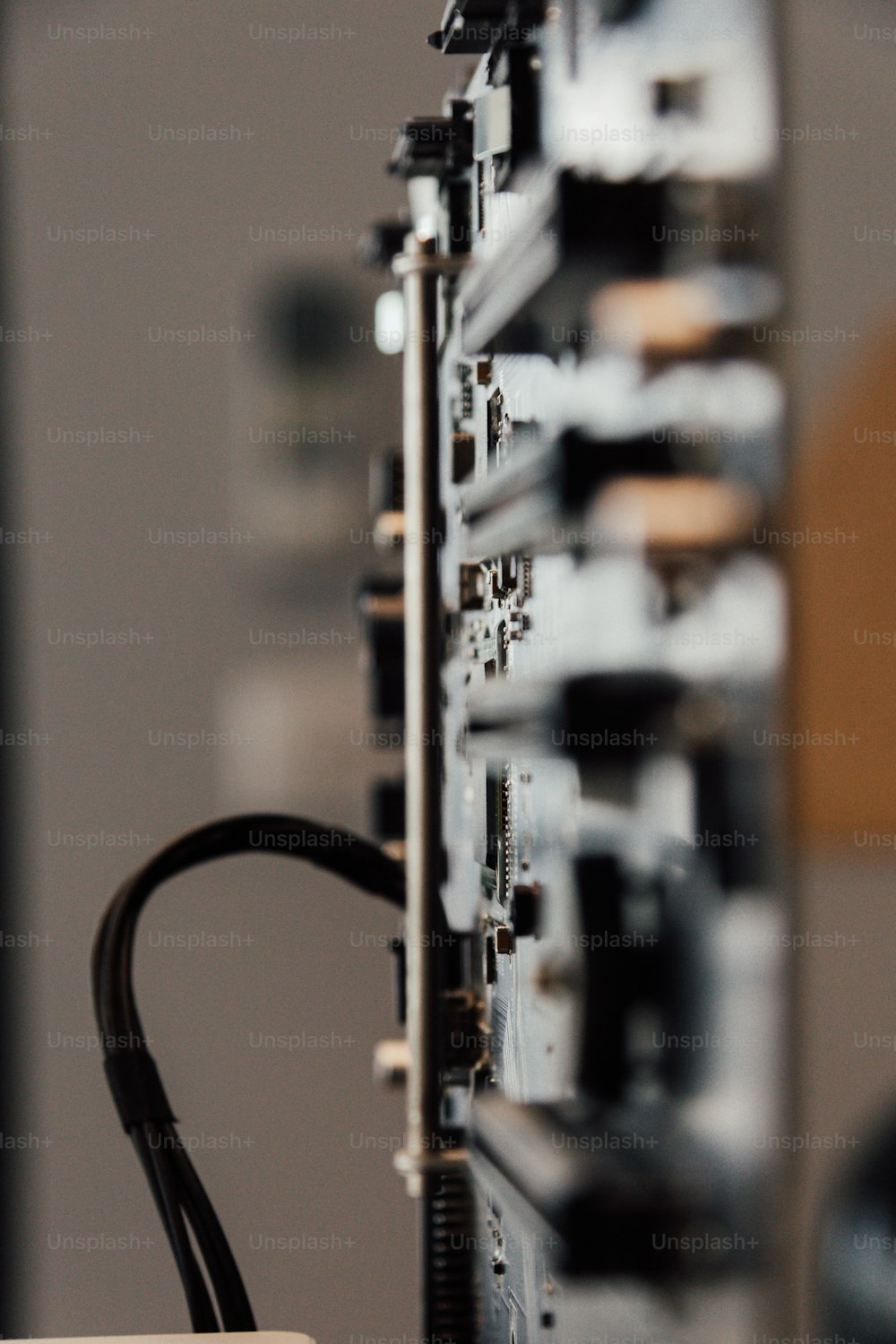 um close up de uma central telefônica e fios