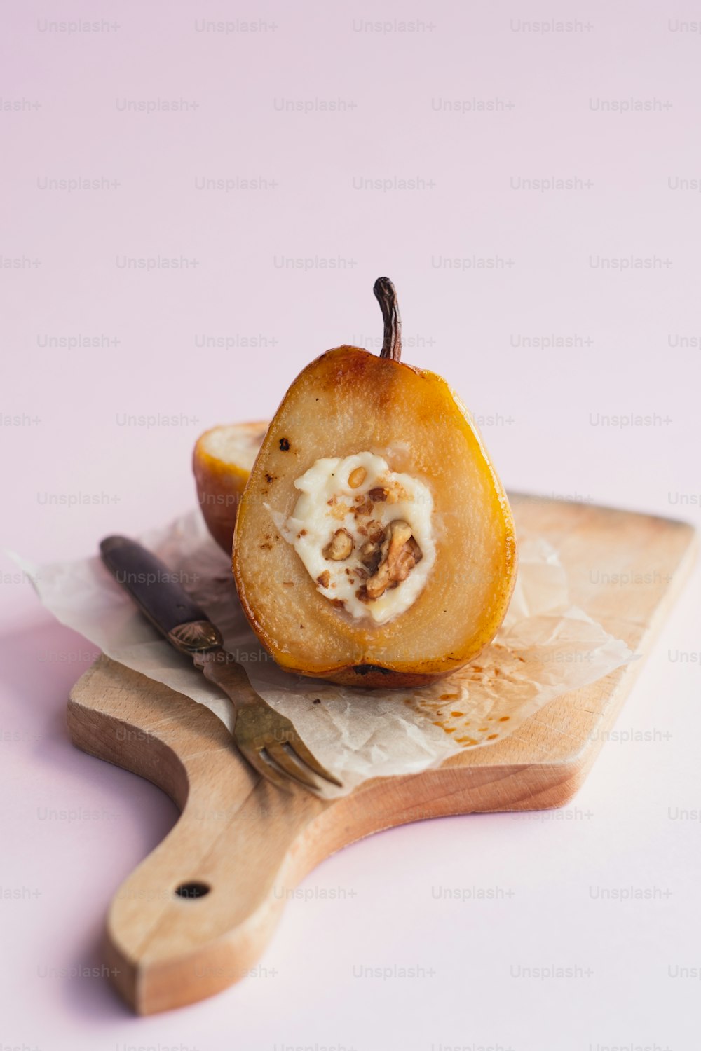 una pera medio comer encima de una tabla de cortar