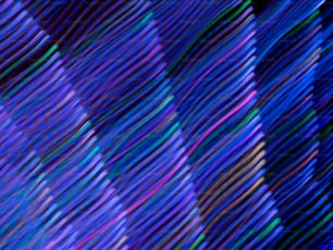 Un'immagine astratta di linee e colori colorati