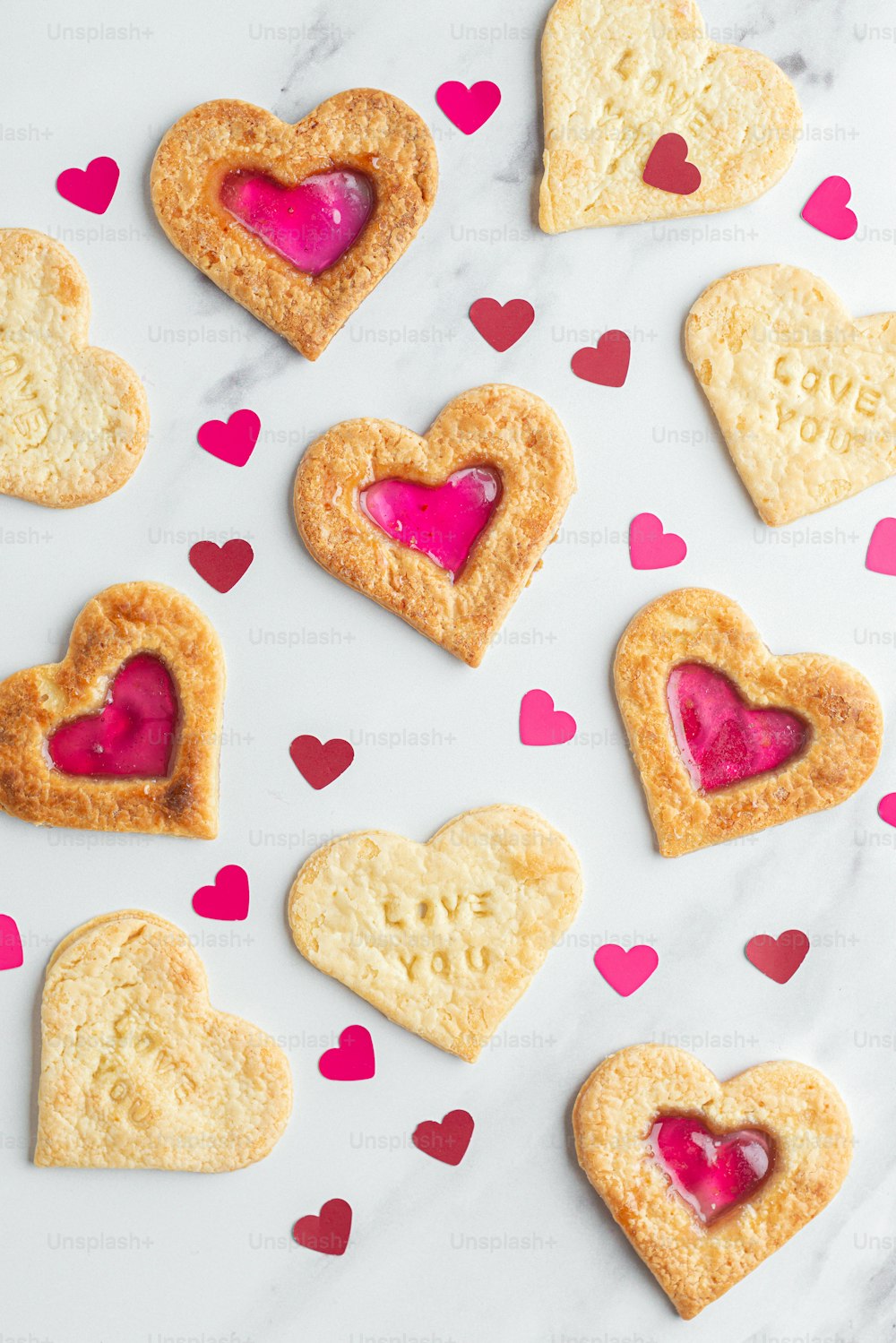 Un montón de galletas en forma de corazón sobre una mesa