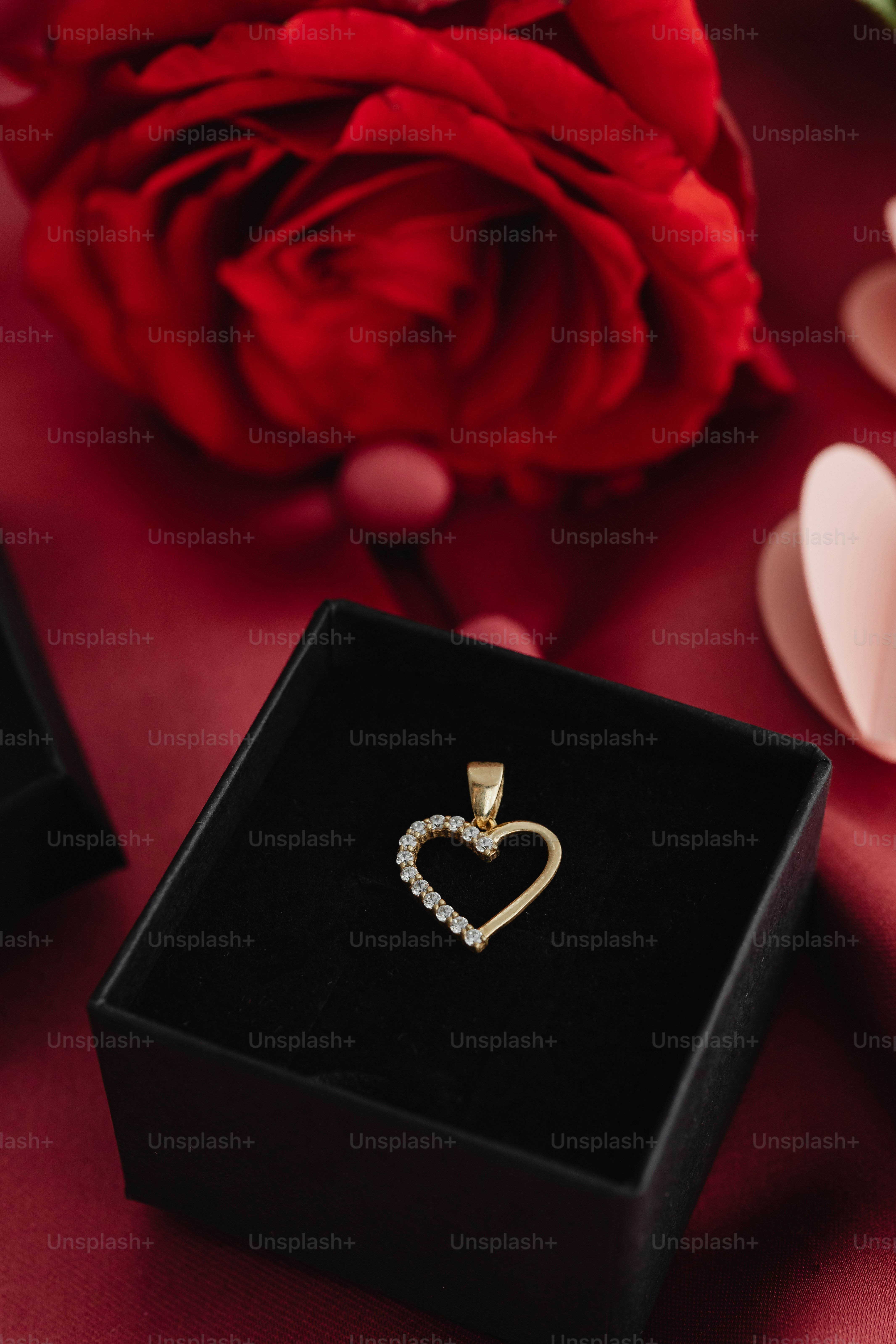 Un pendentif en diamant en forme de cœur dans une boîte noire