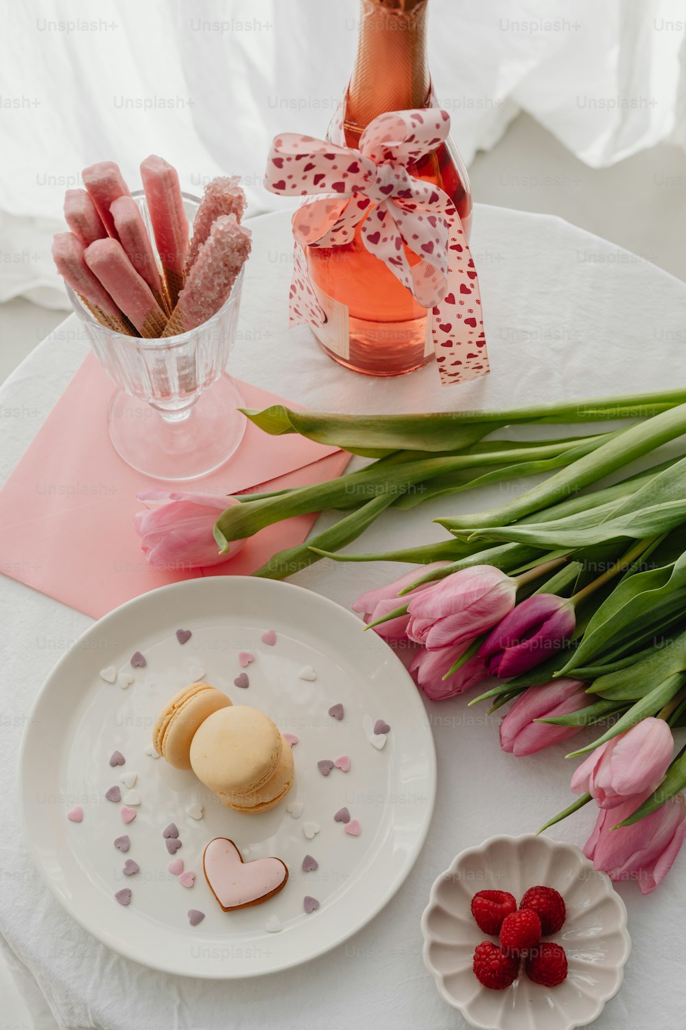 uma mesa coberta com pratos de comida e flores