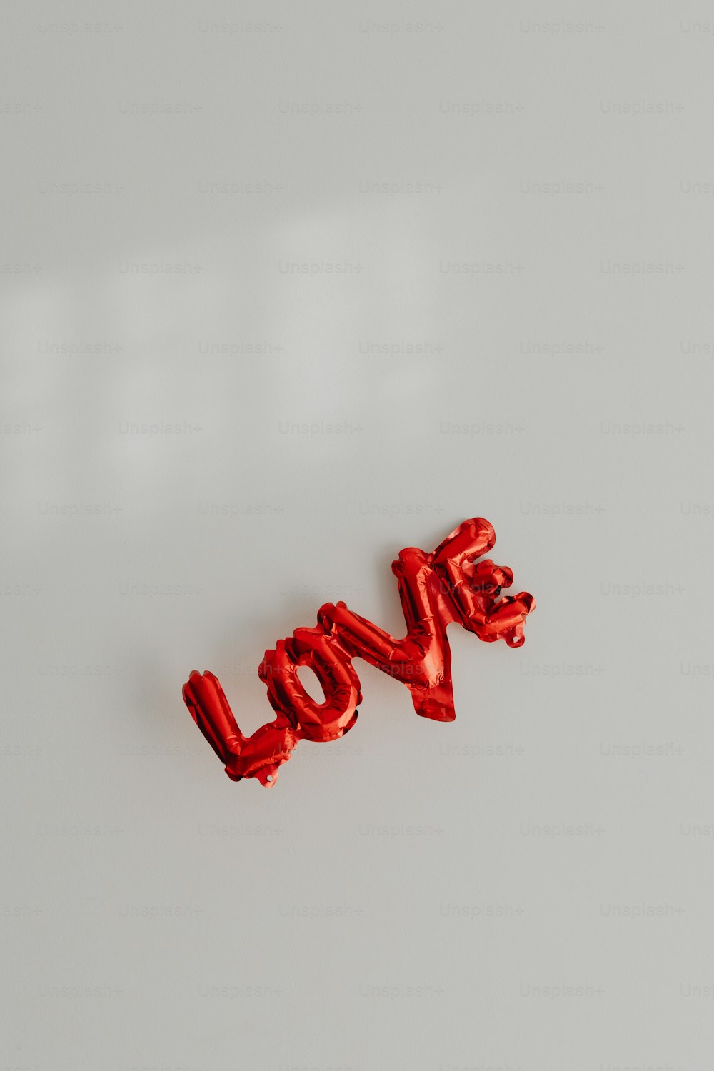 Das Wort Liebe aus Süßigkeiten auf einer weißen Oberfläche