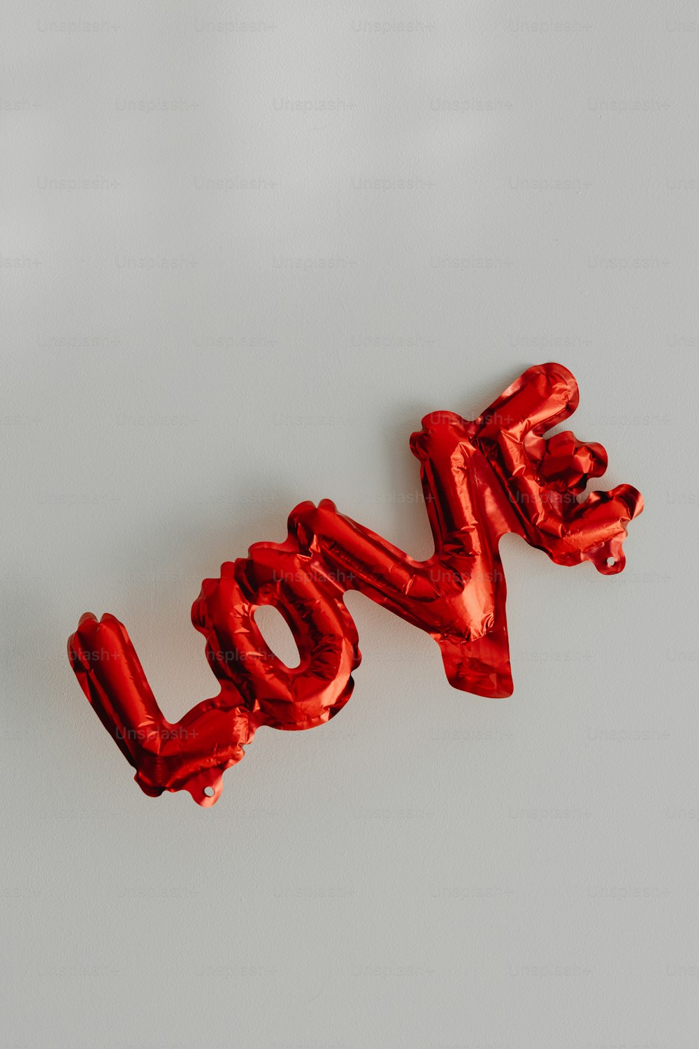 Le mot amour épelé à partir de ballons en aluminium rouge