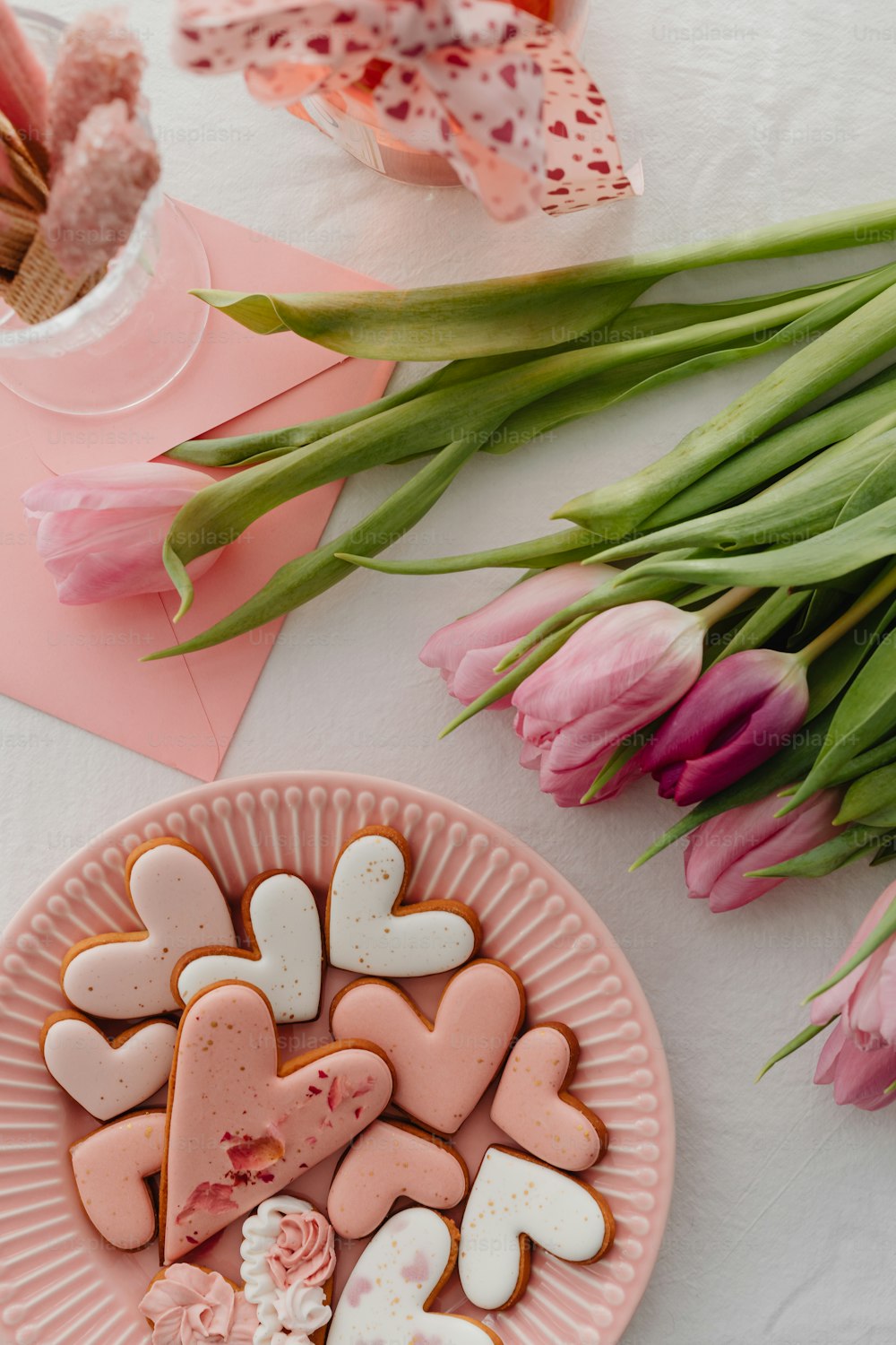 um prato rosa com corações e marshmallows sobre ele