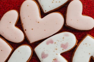 Un primer plano de unas galletas en forma de corazón
