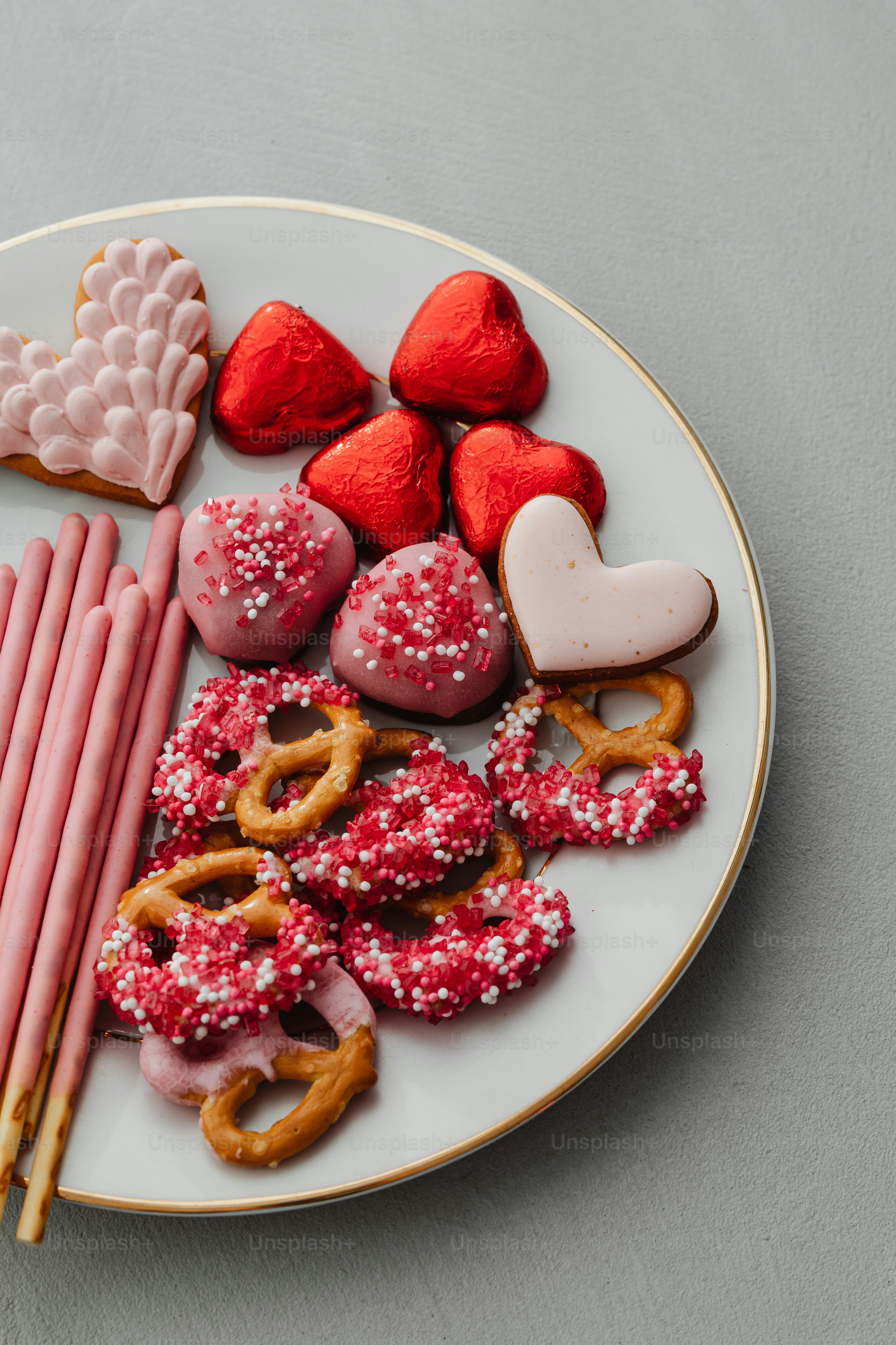 Foto zum Thema Ein weißer Teller mit Keksen und Brezeln Bild zu