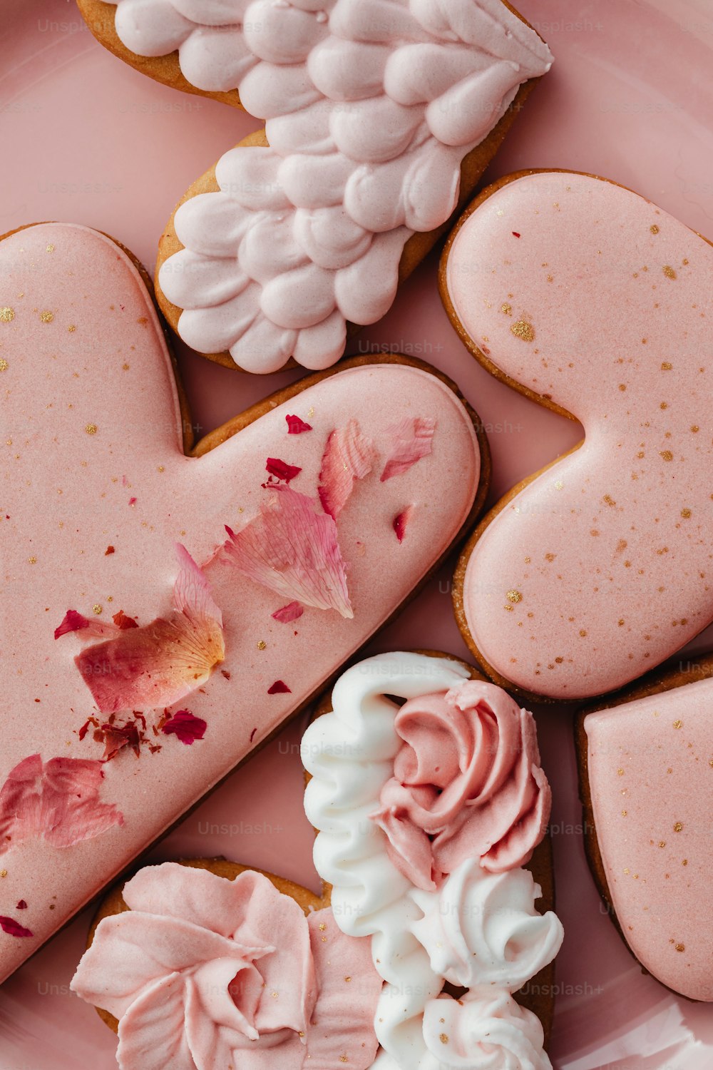 un piatto rosa sormontato da biscotti a forma di cuore