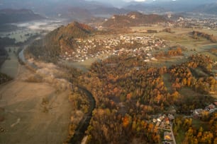Luftaufnahme einer von Bergen umgebenen Stadt