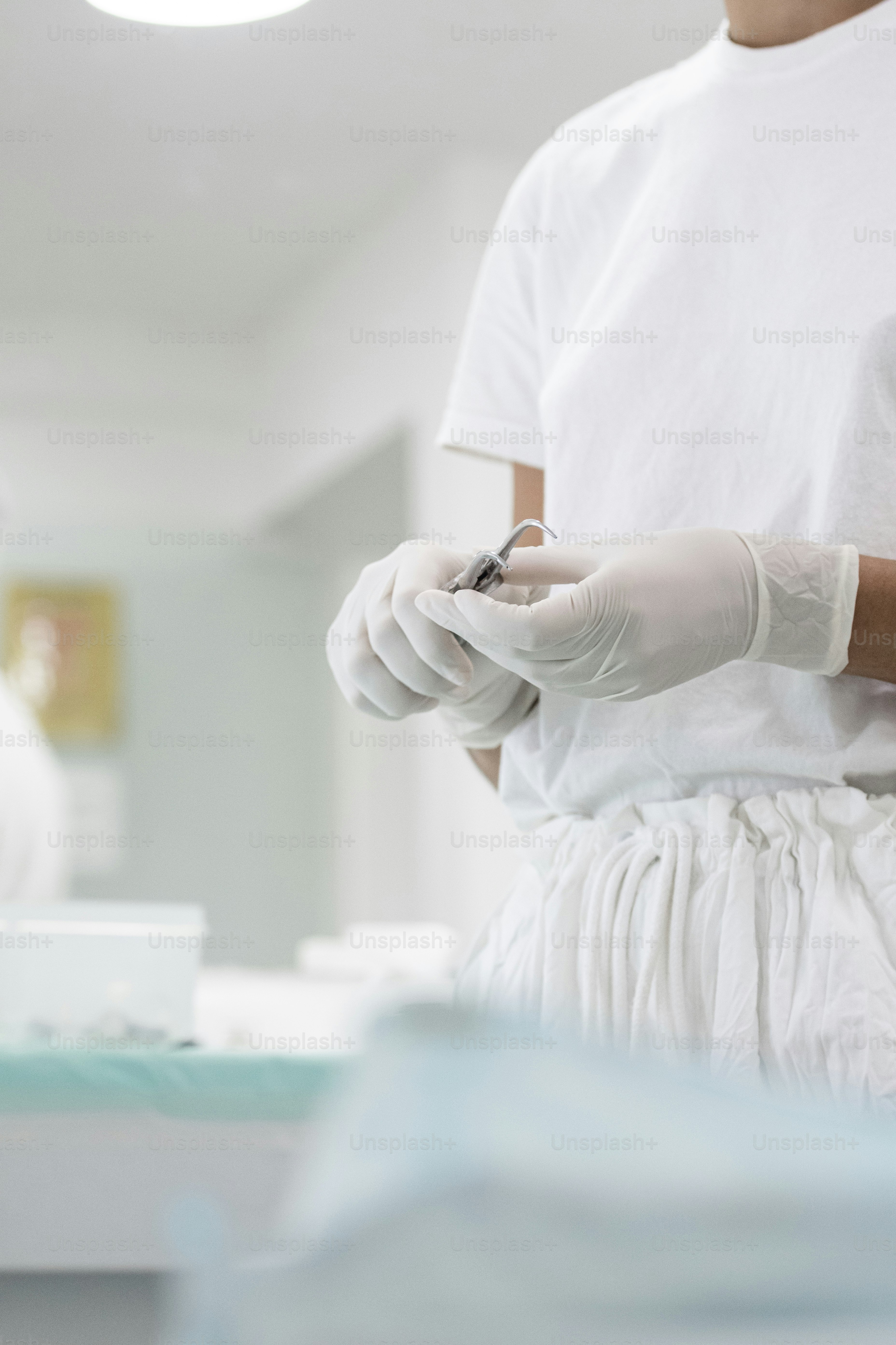 a person in a white shirt and white gloves